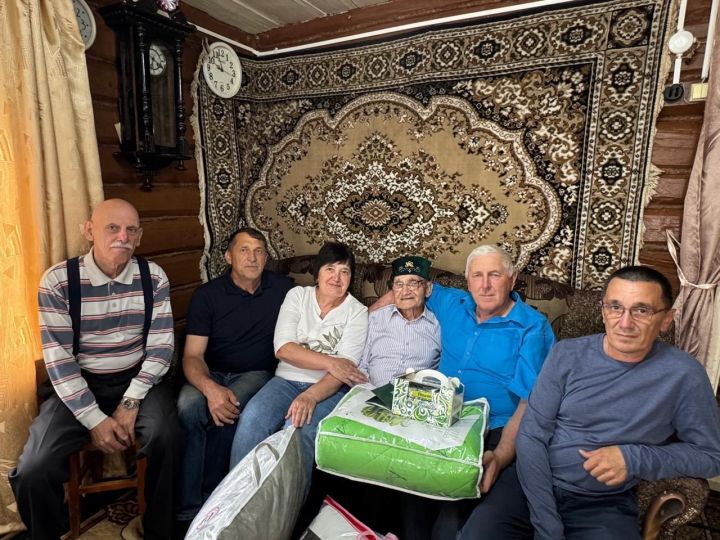 Байлар Сабасында яшәүче  Рифмир Сөнгатуллинны 90 яшьлек юбилее белән тәбрикләделәр