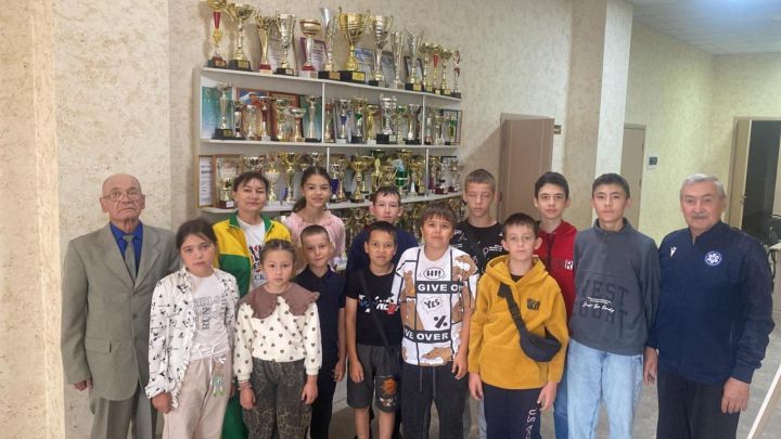Яшь шахматчыларыбыз авыл районнары һәм кече шәһәр укучылары арасында классик шахмат буенча ТР беренчелегеннән җиңеп кайттылар