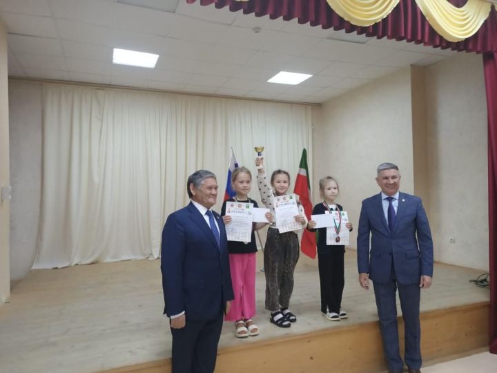 Яшь шахматчыларыбыз авыл районнары һәм кече шәһәр укучылары арасында классик шахмат буенча ТР беренчелегеннән җиңеп кайттылар