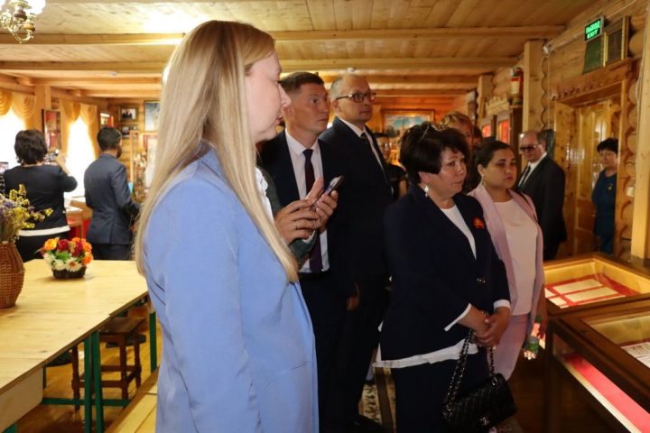 Сабада туган телләрне саклау һәм үстерү турында  сөйләштеләр