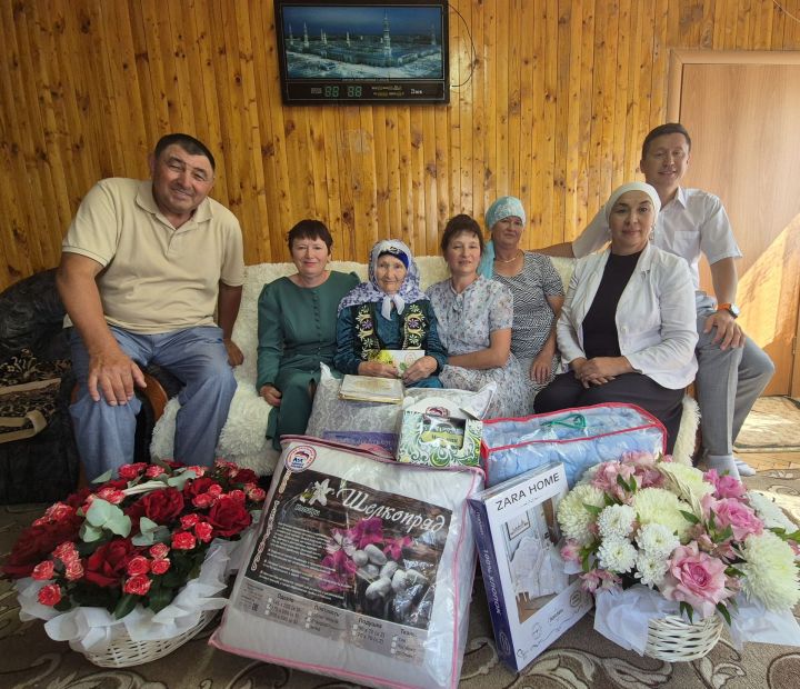 Лесхоз бистәсендә яшәүче Миннехаҗәр Хакимованы 90 яшьлек юбилее белән котладылар