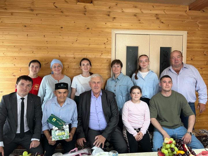 Байлар Сабасында яшәүче  Рөстәм ага Нәҗметдиновны 90 яшьлек юбилее белән котладылар