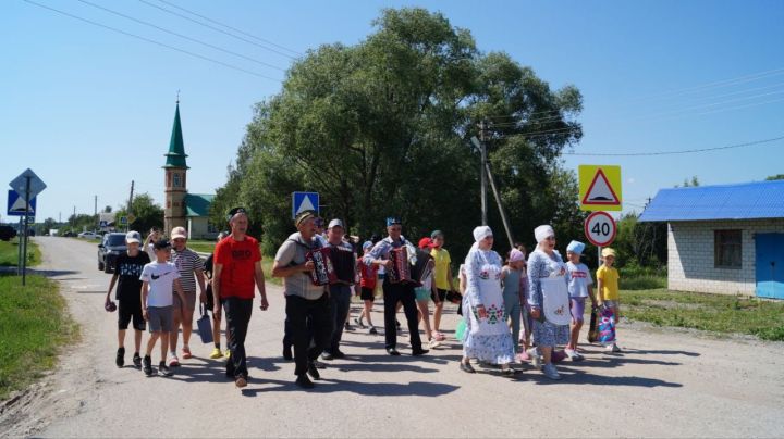 Сәрдә авылында Сабантуйга бирнә җыйганда тыл хезмәтчәннәрен дә бүләкләгәннәр