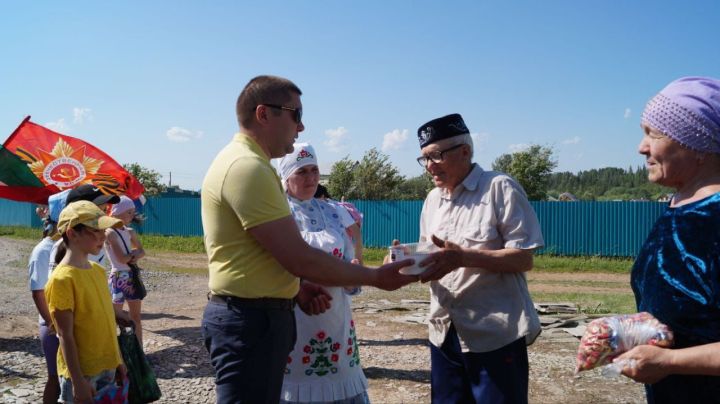 Сәрдә авылында Сабантуйга бирнә җыйганда тыл хезмәтчәннәрен дә бүләкләгәннәр