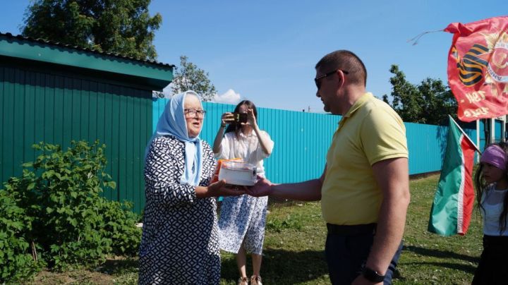 Сәрдә авылында Сабантуйга бирнә җыйганда тыл хезмәтчәннәрен дә бүләкләгәннәр