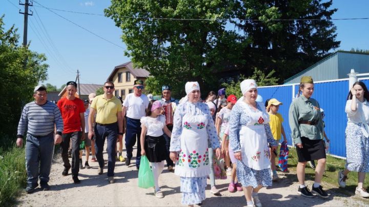 Сәрдә авылында Сабантуйга бирнә җыйганда тыл хезмәтчәннәрен дә бүләкләгәннәр
