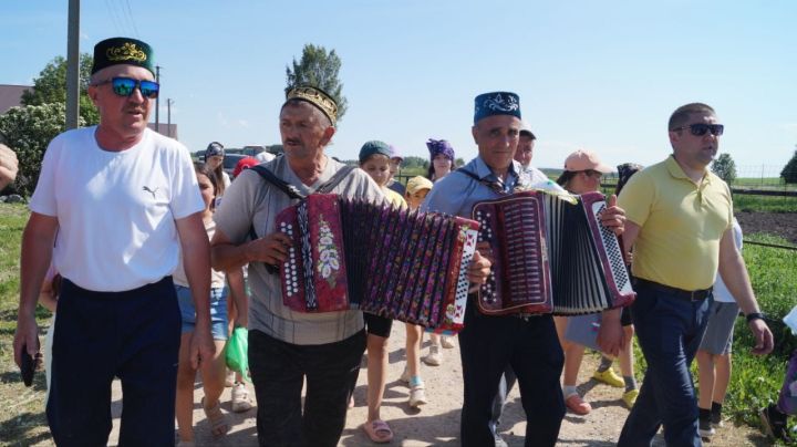 Сәрдә авылында Сабантуйга бирнә җыйганда тыл хезмәтчәннәрен дә бүләкләгәннәр