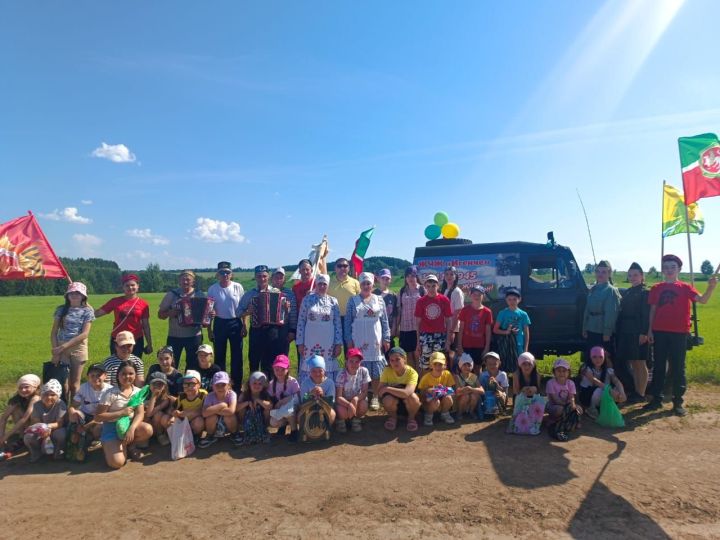 Сәрдә авылында Сабантуйга бирнә җыйганда тыл хезмәтчәннәрен дә бүләкләгәннәр