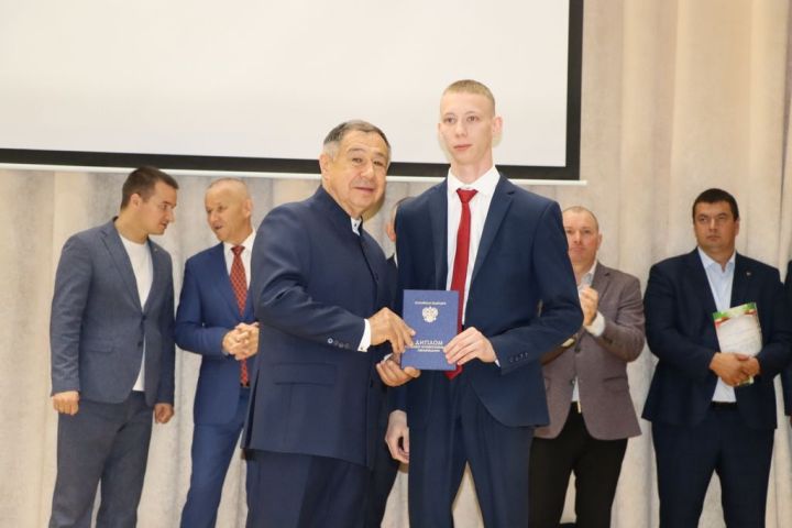 Аграр көллияттә  чыгарылыш: студентлар диплом  алды