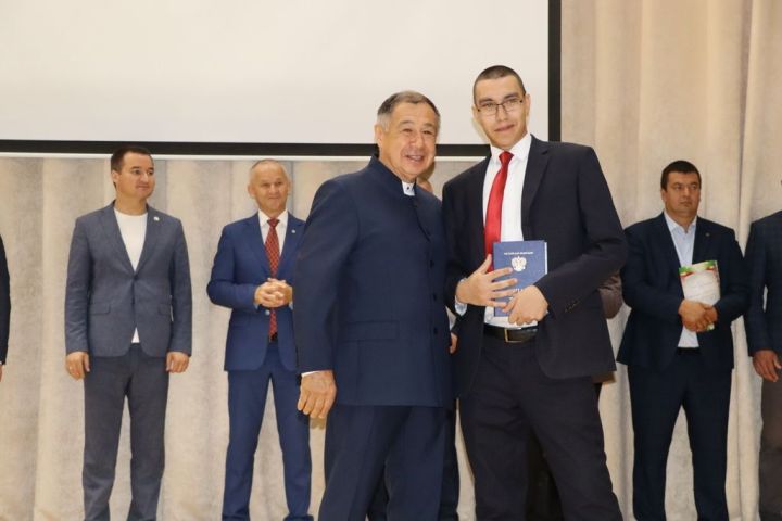 Аграр көллияттә  чыгарылыш: студентлар диплом  алды
