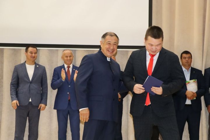 Аграр көллияттә  чыгарылыш: студентлар диплом  алды