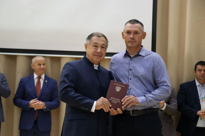 Аграр көллияттә  чыгарылыш: студентлар диплом  алды