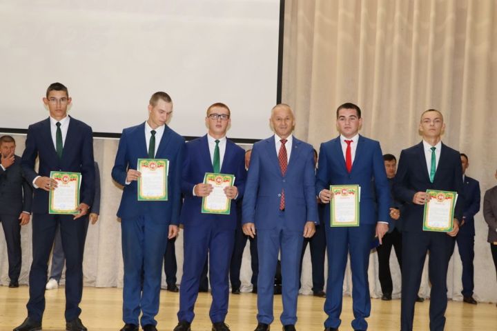 Аграр көллияттә  чыгарылыш: студентлар диплом  алды
