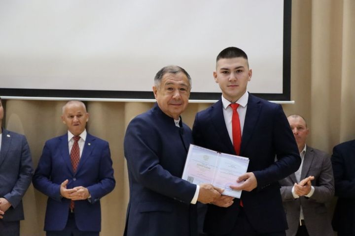 Аграр көллияттә  чыгарылыш: студентлар диплом  алды