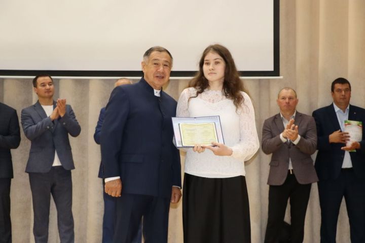 Аграр көллияттә  чыгарылыш: студентлар диплом  алды
