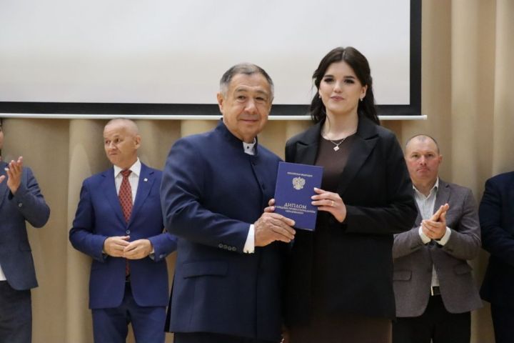 Аграр көллияттә  чыгарылыш: студентлар диплом  алды