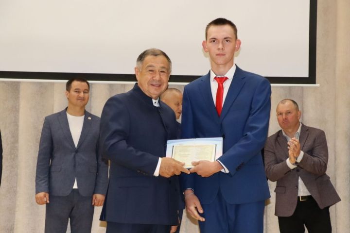 Аграр көллияттә  чыгарылыш: студентлар диплом  алды