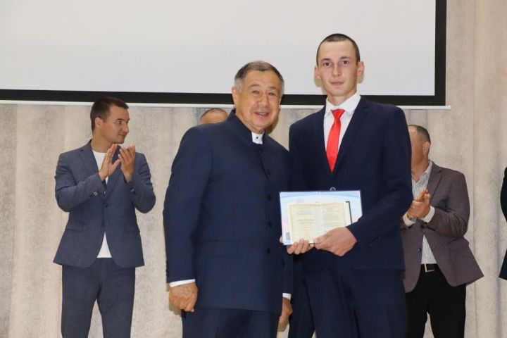 Аграр көллияттә  чыгарылыш: студентлар диплом  алды
