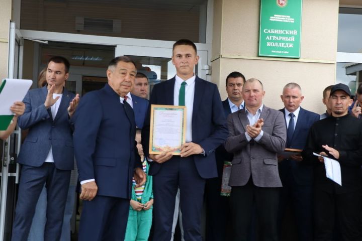 Аграр көллияттә  чыгарылыш: студентлар диплом  алды