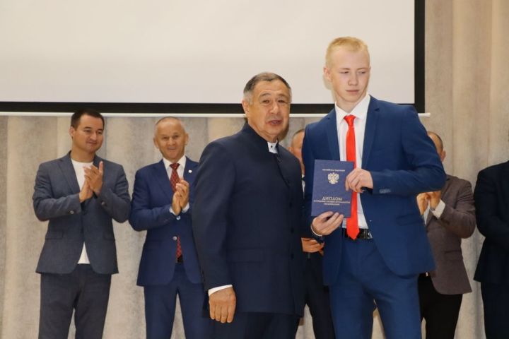 Аграр көллияттә  чыгарылыш: студентлар диплом  алды