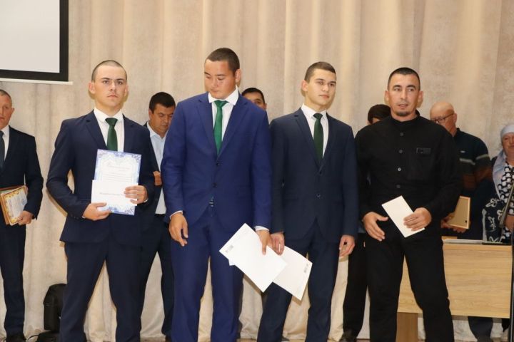 Аграр көллияттә  чыгарылыш: студентлар диплом  алды