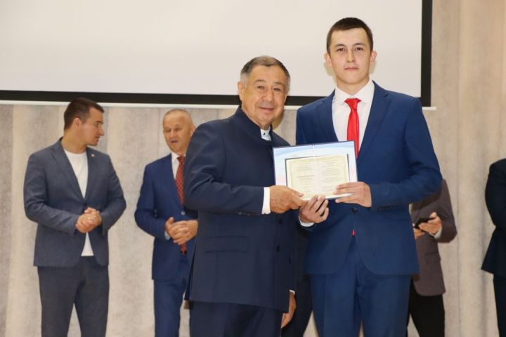 Аграр көллияттә  чыгарылыш: студентлар диплом  алды