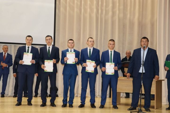 Аграр көллияттә  чыгарылыш: студентлар диплом  алды