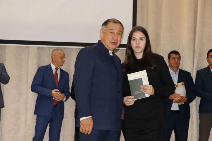 Аграр көллияттә  чыгарылыш: студентлар диплом  алды