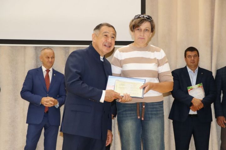 Аграр көллияттә  чыгарылыш: студентлар диплом  алды