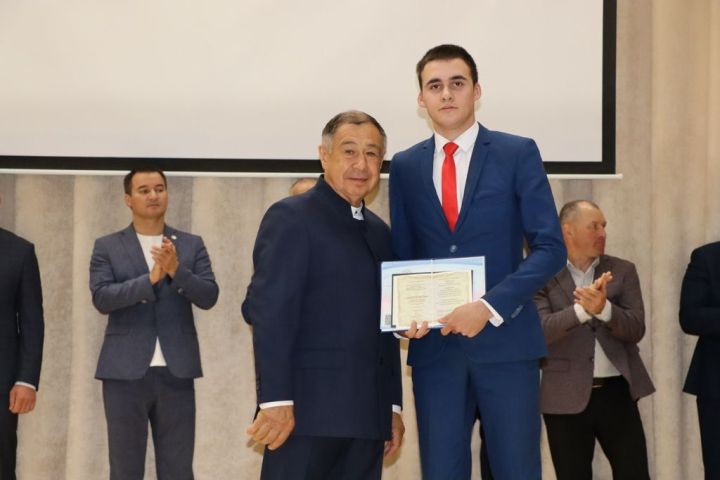 Аграр көллияттә  чыгарылыш: студентлар диплом  алды