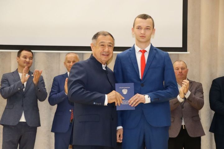 Аграр көллияттә  чыгарылыш: студентлар диплом  алды