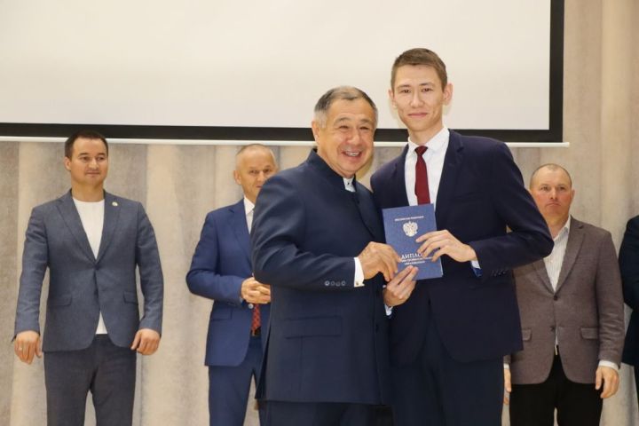 Аграр көллияттә  чыгарылыш: студентлар диплом  алды