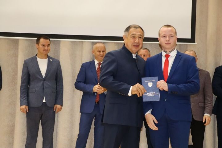 Аграр көллияттә  чыгарылыш: студентлар диплом  алды
