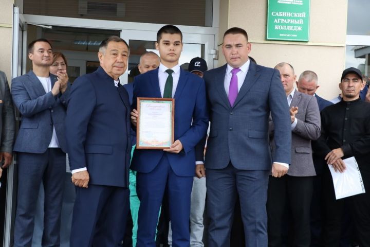 Аграр көллияттә  чыгарылыш: студентлар диплом  алды