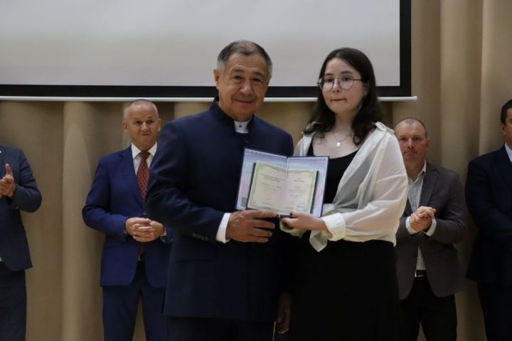Аграр көллияттә  чыгарылыш: студентлар диплом  алды
