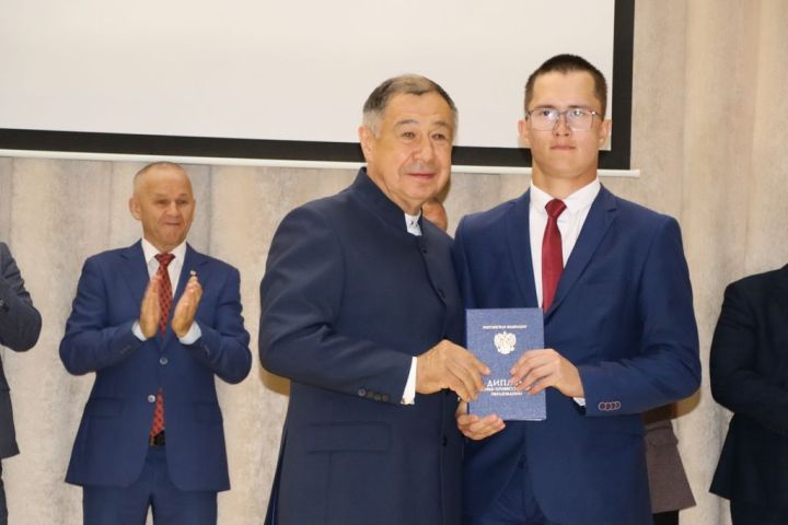 Аграр көллияттә  чыгарылыш: студентлар диплом  алды