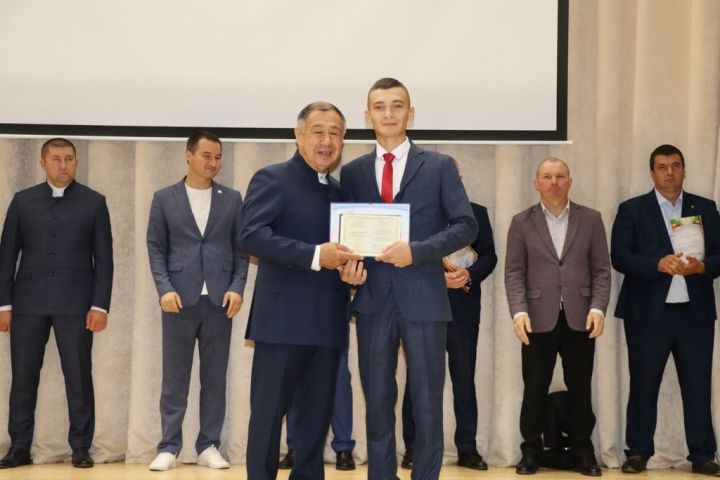 Аграр көллияттә  чыгарылыш: студентлар диплом  алды