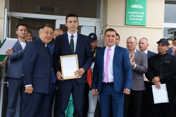 Аграр көллияттә  чыгарылыш: студентлар диплом  алды