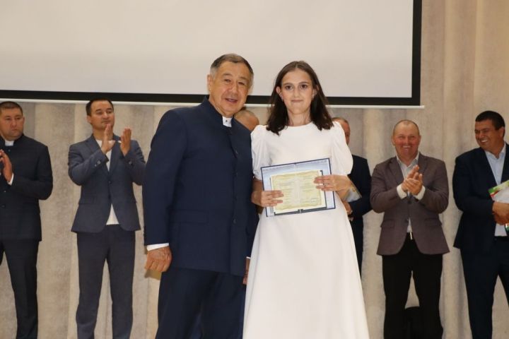 Аграр көллияттә  чыгарылыш: студентлар диплом  алды