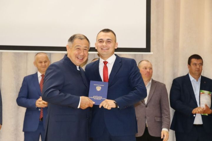 Аграр көллияттә  чыгарылыш: студентлар диплом  алды