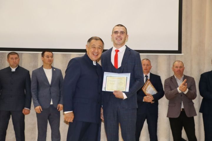 Аграр көллияттә  чыгарылыш: студентлар диплом  алды