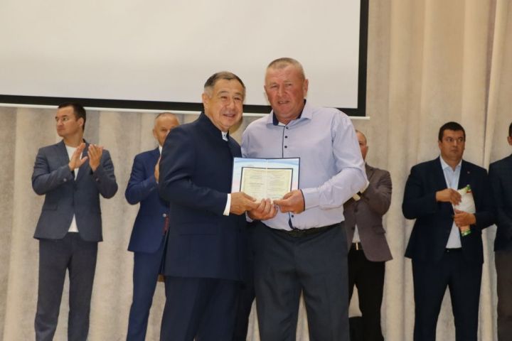 Аграр көллияттә  чыгарылыш: студентлар диплом  алды
