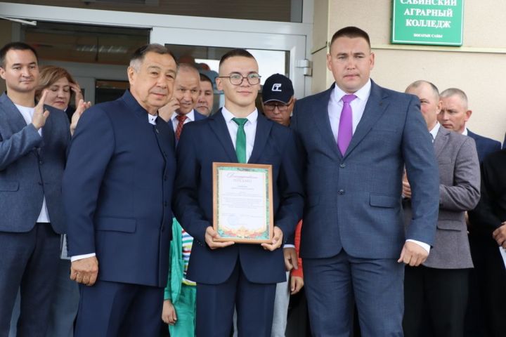 Аграр көллияттә  чыгарылыш: студентлар диплом  алды