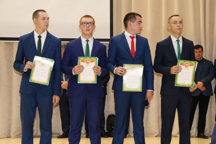 Аграр көллияттә  чыгарылыш: студентлар диплом  алды