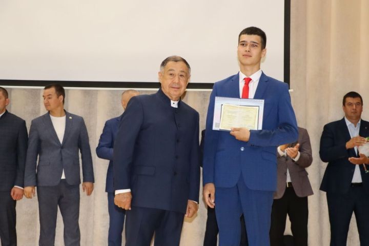 Аграр көллияттә  чыгарылыш: студентлар диплом  алды