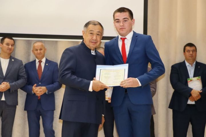 Аграр көллияттә  чыгарылыш: студентлар диплом  алды