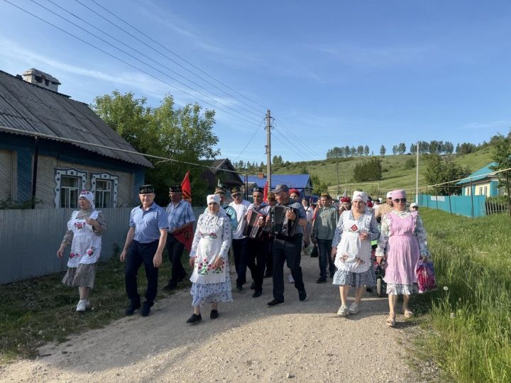Алан Елга авылында бирнә җыючыларны бизәлгән автомобильләр озата барды