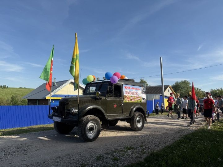 Алан Елга авылында бирнә җыючыларны бизәлгән автомобильләр озата барды