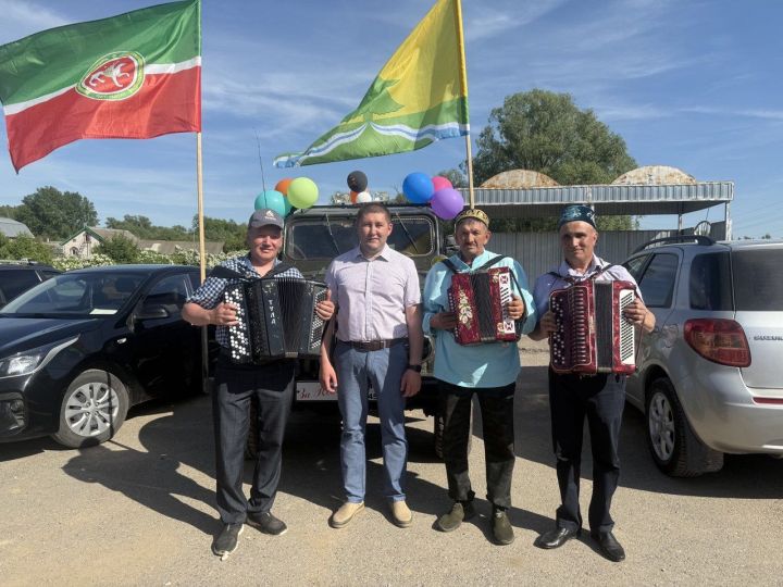 Алан Елга авылында бирнә җыючыларны бизәлгән автомобильләр озата барды