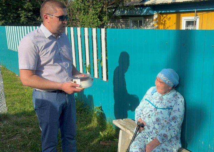 Алан Елга авылында бирнә җыючыларны бизәлгән автомобильләр озата барды